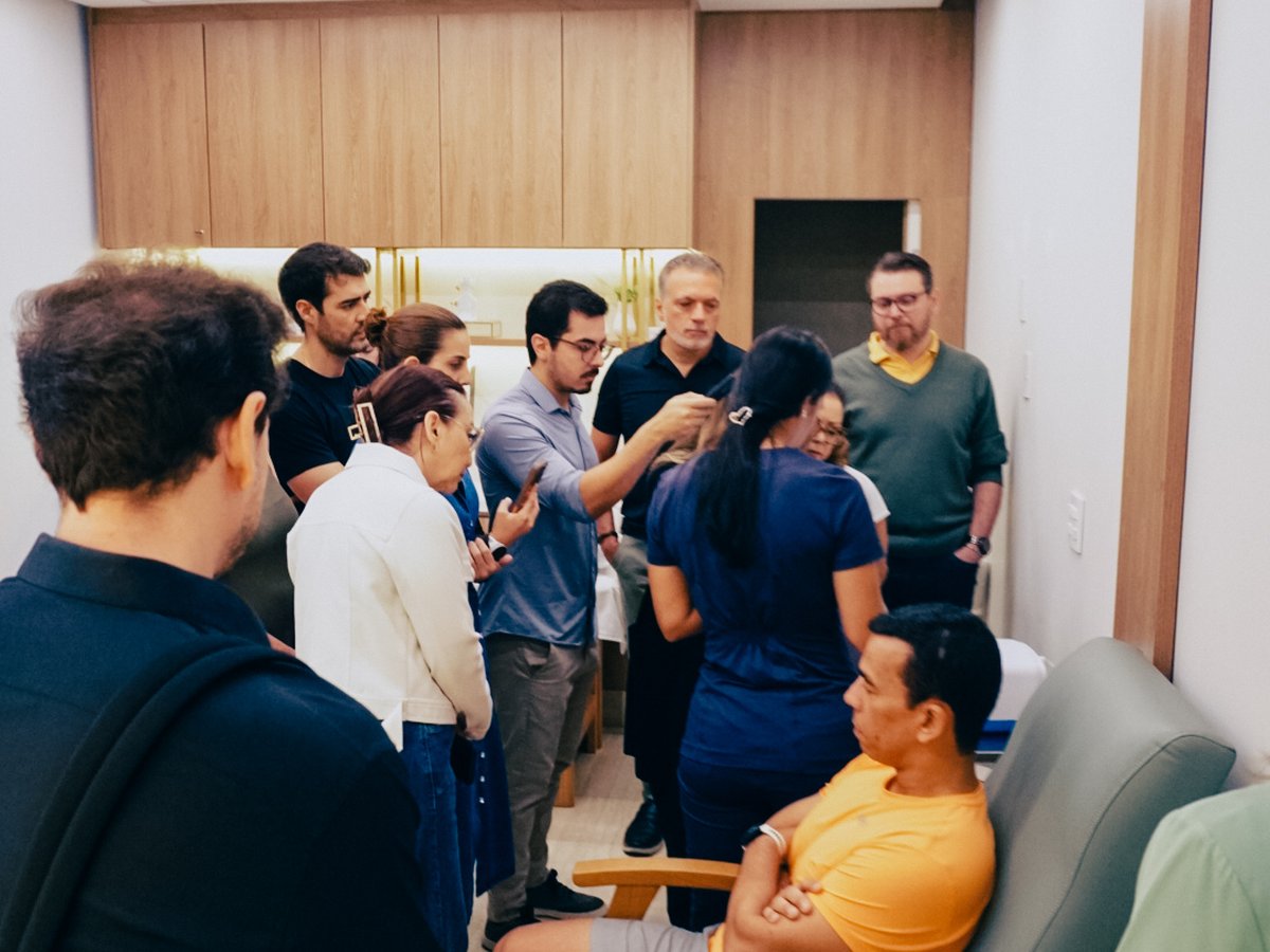 Dr. Mateus apresentando equipamento e fluxo da avaliação para a turma do MEV