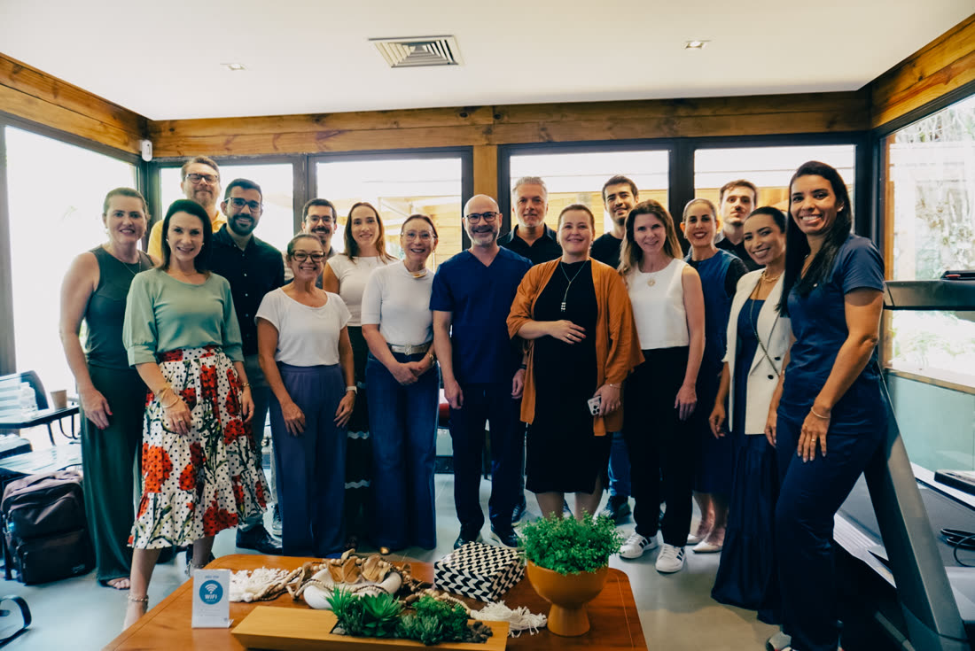 Turma de profissionais de saúde ao final de uma imersão presencial